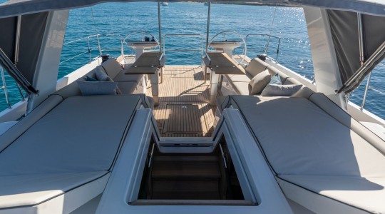 oceanis_yacht_54_foto_catalogo_beneteau_oceanis_yacht_54_07_banera_de_popa_acceso_interior.JPG