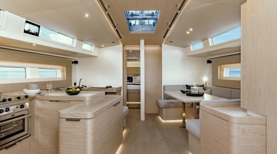 oceanis_yacht_54_foto_catalogo_beneteau_oceanis_yacht_54_13_interior_cocina_salon_chene.JPG
