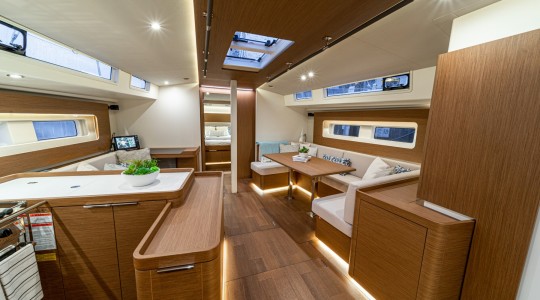 oceanis_yacht_54_foto_catalogo_beneteau_oceanis_yacht_54_19_interior_cocina_salon_noyer.JPG