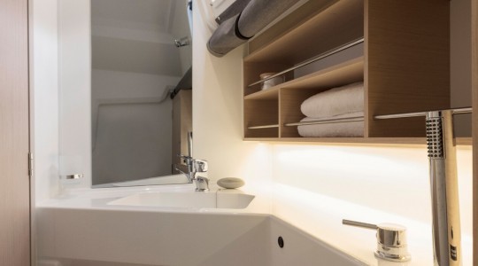 oceanis_301_foto_catalogo_beneteau_oceanis_30_1_12_bano.JPG