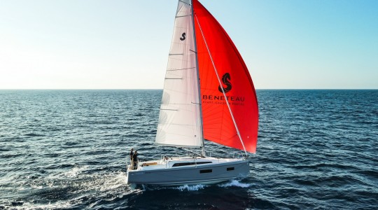 oceanis_341_foto_catalogo_beneteau_oceanis_34_1_02_salir_a_navegar_spi_asimetrico.JPG