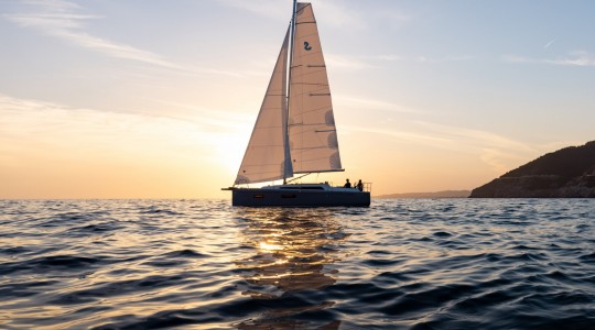 oceanis_341_foto_catalogo_beneteau_oceanis_34_1_08_fondear_ver_puesta_de_sol.JPG