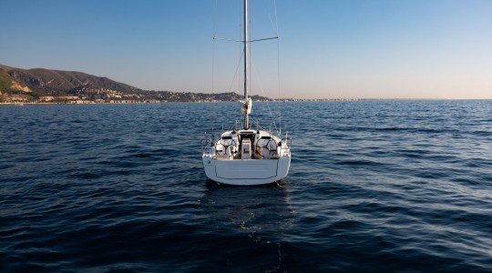 oceanis_341_foto_catalogo_beneteau_oceanis_34_1_09_banera_de_popa.JPG