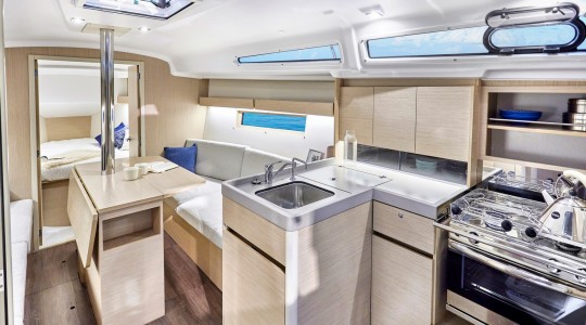 oceanis_341_foto_catalogo_beneteau_oceanis_34_1_13_cocina_salon.JPG