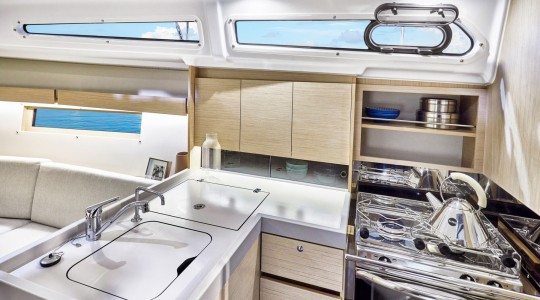 oceanis_341_foto_catalogo_beneteau_oceanis_34_1_15_cocina.JPG