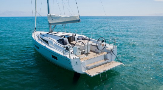 oceanis_401_foto_catalogo_beneteau_oceanis_40_1_11_plataforma_de_bano.JPG