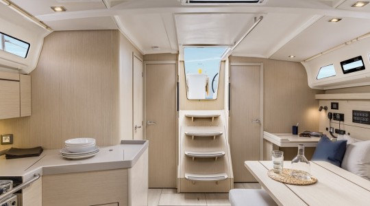 oceanis_401_foto_catalogo_beneteau_oceanis_40_1_13_acceso_interior_salon.JPG