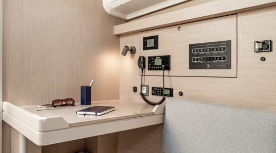 oceanis_401_foto_catalogo_beneteau_oceanis_40_1_14_escritorio_salon.JPG