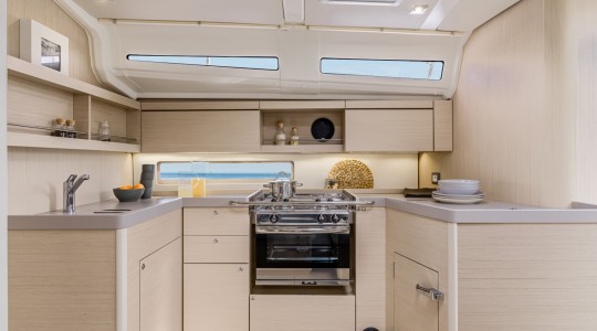 oceanis_401_foto_catalogo_beneteau_oceanis_40_1_18_cocina.JPG