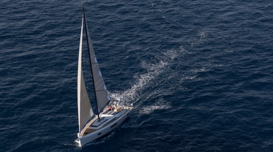 oceanis_511_foto_catalogo_beneteau_oceanis_51_1_04_day_sailing_vaciones_en_el_mar.JPG