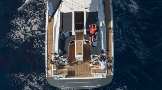 oceanis_511_foto_catalogo_beneteau_oceanis_51_1_08_banera_solarium_popa.JPG