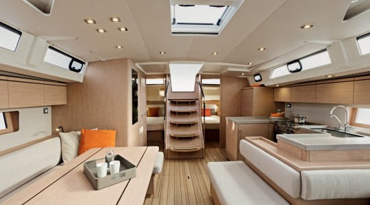 oceanis_511_foto_catalogo_beneteau_oceanis_51_1_18_acceso_interior_salon_comedor.JPG