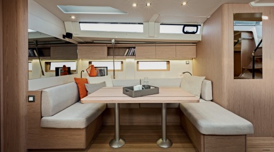 oceanis_511_foto_catalogo_beneteau_oceanis_51_1_20_salon_comedor.JPG