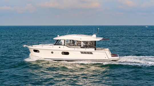 swift_trawler_41_sedan_foto_catalogo_beneteau_swift_trawler_41_sedan_00_navegar_en_familia.JPG