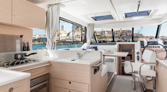 swift_trawler_41_sedan_foto_catalogo_beneteau_swift_trawler_41_sedan_06_interior_cocina_salon_comedor.JPG