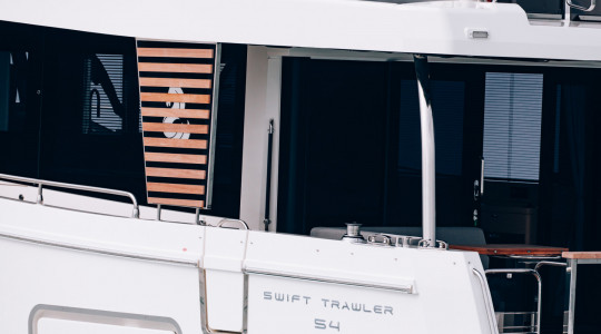 swift_trawler_54_foto_catalogo_beneteau_swift_trawler_54_07_detalle_paso_lateral.JPG