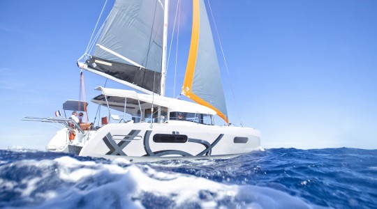 excess_12_foto_catologo_excess_catamarans_excess_12_22_lateral_sailing_exterior.jpg