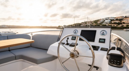 menorquin_42_fb_foto_catalogo_sasga_yachts_menorquin_42_fb_09_puesto_de_mando_flybridge.jpg