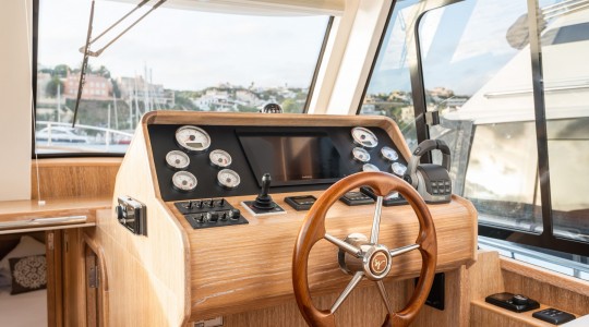 menorquin_42_fb_foto_catalogo_sasga_yachts_menorquin_42_fb_18_puesto_de_mando_standard.jpg