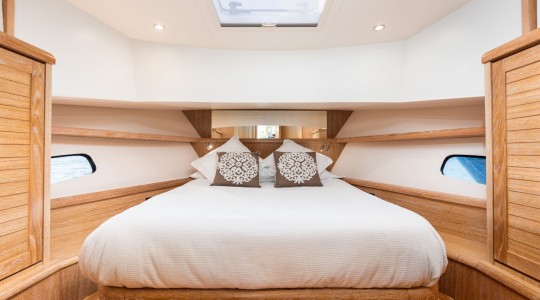 menorquin_42_ht_foto_catalogo_sasga_yachts_menorquin_42_ht_10_camarote_principal_standard.jpg