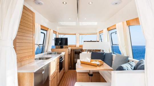 menorquin_42_ht_foto_catalogo_sasga_yachts_menorquin_42_ht_16_comedor_3_cabinas.jpg