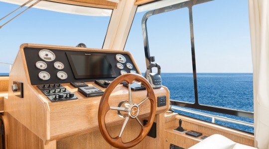 menorquin_42_ht_foto_catalogo_sasga_yachts_menorquin_42_ht_20_puesto_de_mando_3_cabinas.jpg