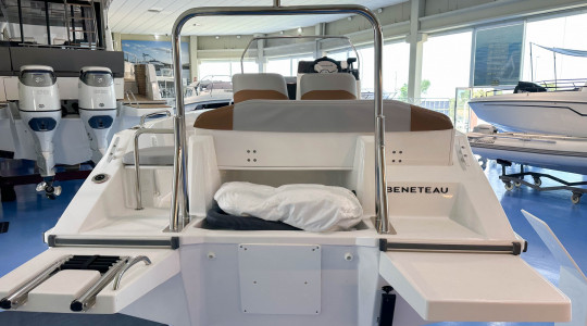 beneteau_flyer_6_spacedeck_bc182222_1_1.jpg