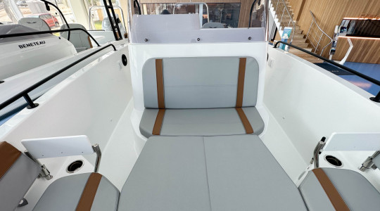 beneteau_flyer_8_spacedeck_bc182619_5.jpg