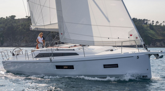 foto_catalogo_beneteau_oceanis_37_1_02_navegando_lifestyle.jpg