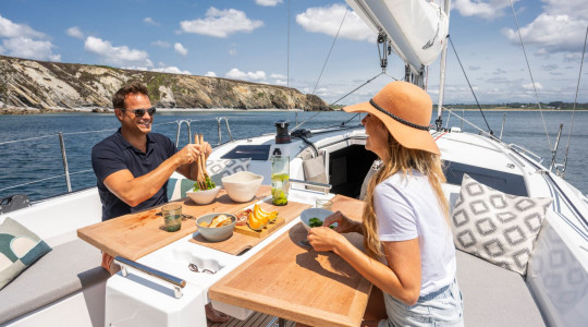 foto_catalogo_beneteau_oceanis_37_1_04_lifestyle_cubierta.jpg