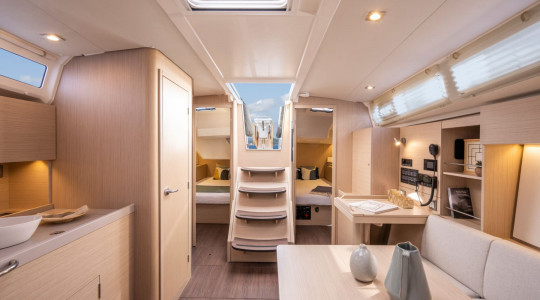 foto_catalogo_beneteau_oceanis_37_1_06_interior_salon_comedor.jpg