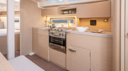 foto_catalogo_beneteau_oceanis_37_1_08_interior_cocina.jpg