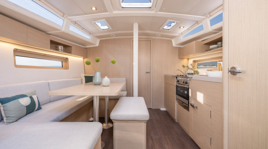 foto_catalogo_beneteau_oceanis_37_1_09_interior_cocina_comedor.jpg