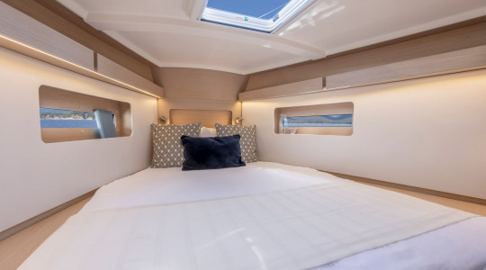 foto_catalogo_beneteau_oceanis_37_1_10_interior_camarote_armador.jpg