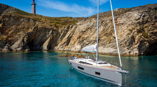 foto_catalogo_beneteau_oceanis_46_1_04_fondear_cala_con_velero.JPG