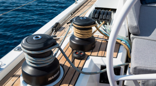 foto_catalogo_beneteau_oceanis_46_1_08_detalles_winches.JPG