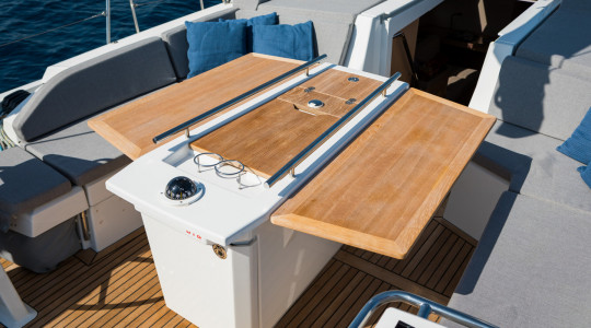 foto_catalogo_beneteau_oceanis_46_1_09_mesa_banera_de_popa.JPG