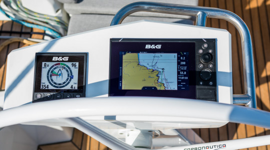 foto_catalogo_beneteau_oceanis_46_1_10_electronica_puesto_de_mando.JPG