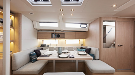 foto_catalogo_beneteau_oceanis_46_1_16_zona_mesa_salon_comedor.JPG