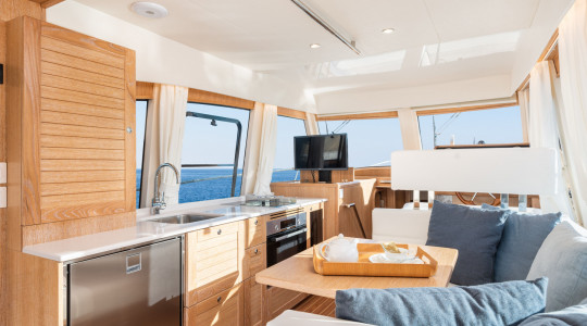 foto_catalogo_sasga_yachts_menorquin_42_fb_20_cocina_comedor_3_cabinas_1.jpg